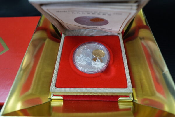 1999 Macao 100 Patacas Silver Proof Coin – Macao Returns to China - Image 2