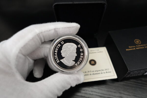 2012 $20 The Queen's Diamond Jubilee – 1 oz Pure Silver Coin with Swarovski® Crystal - Image 3
